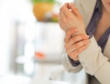 Μούδιασμα στα άκρα: Όλες οι ύπουλες αιτίες – Πότε πρέπει να πάτε στο γιατρό